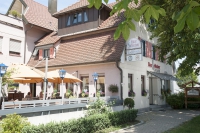 Der gemütliche Biergarten im Schatten der großen Kastanienbäume