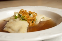 Hausgemachte Maultaschen in der Brühe